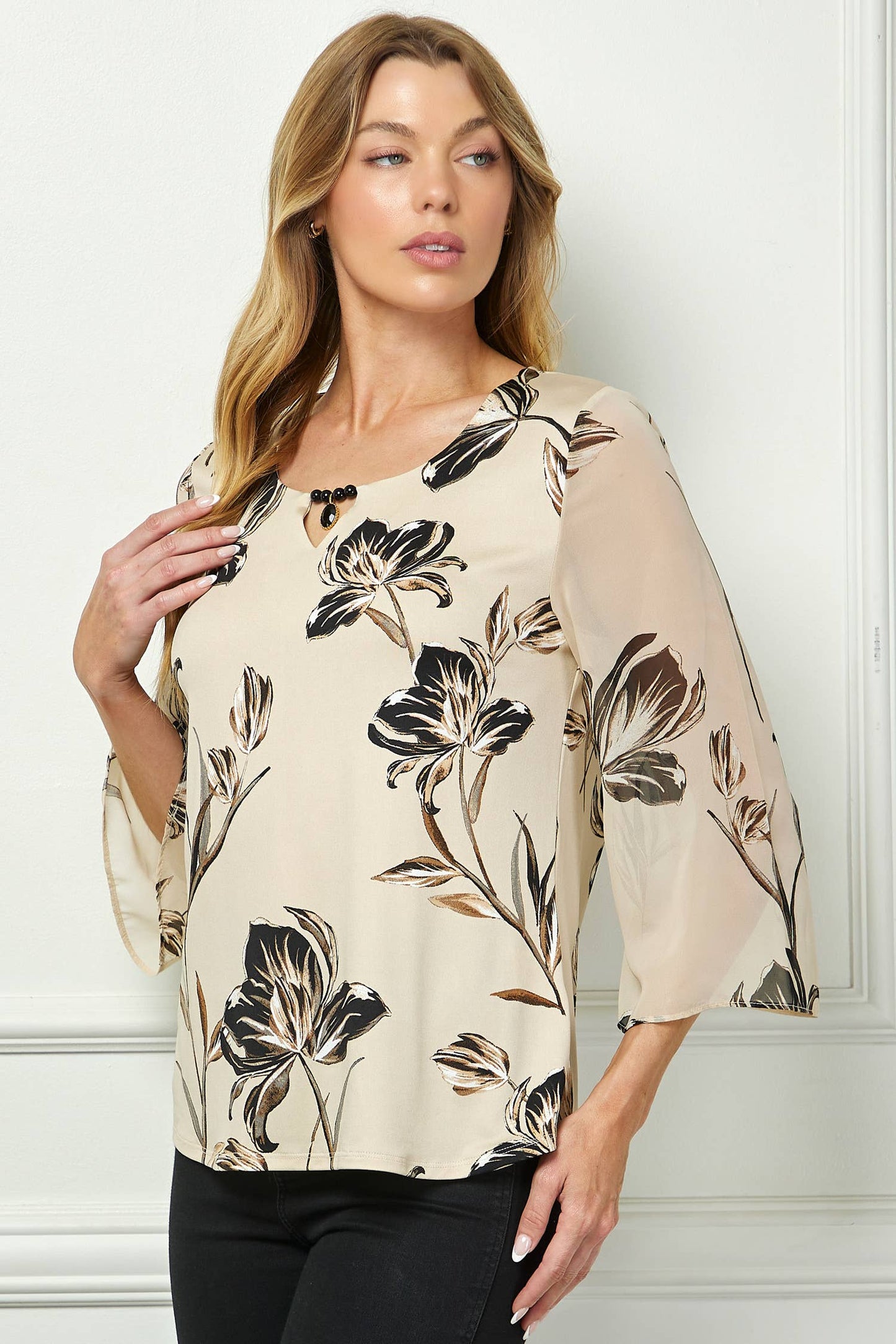 VINTAGE BLOSSOM KEYHOLE NECKLINE KNIT BLOUSE