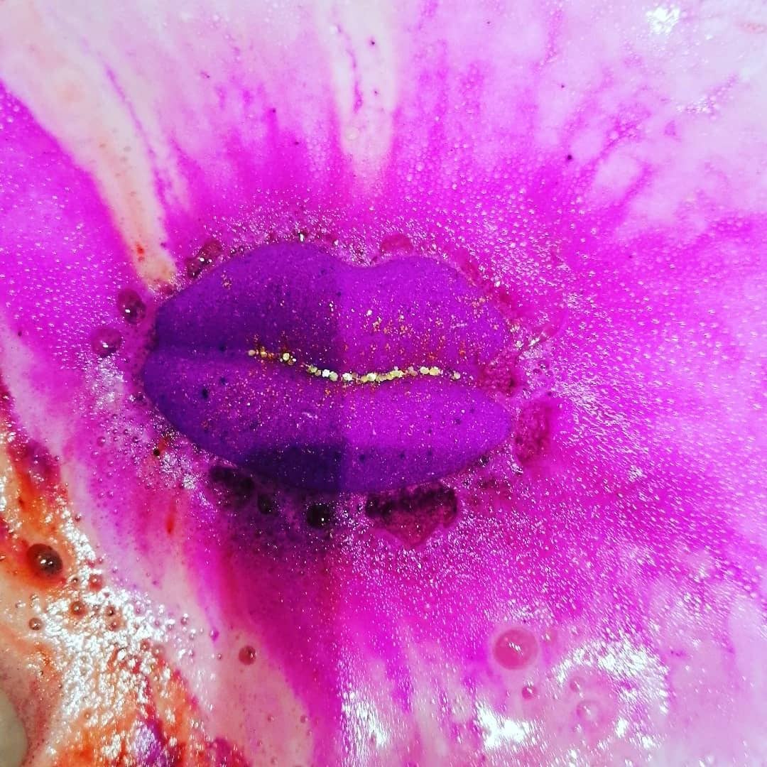 SWEET KISS bath bomb