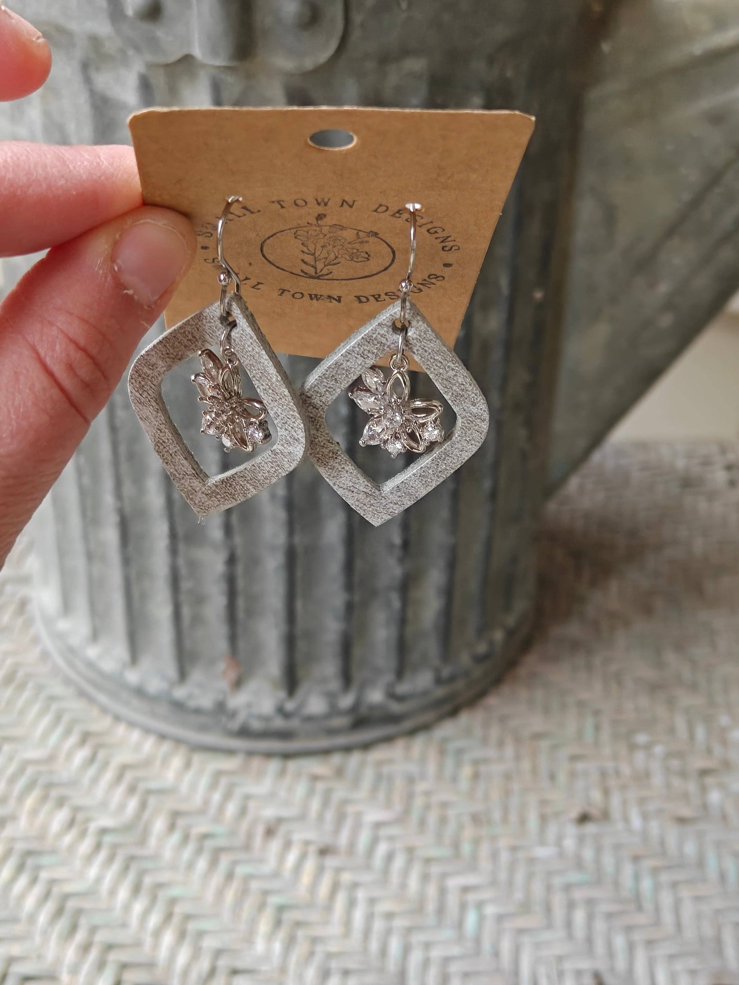 Brown Cream Diamond Earrings