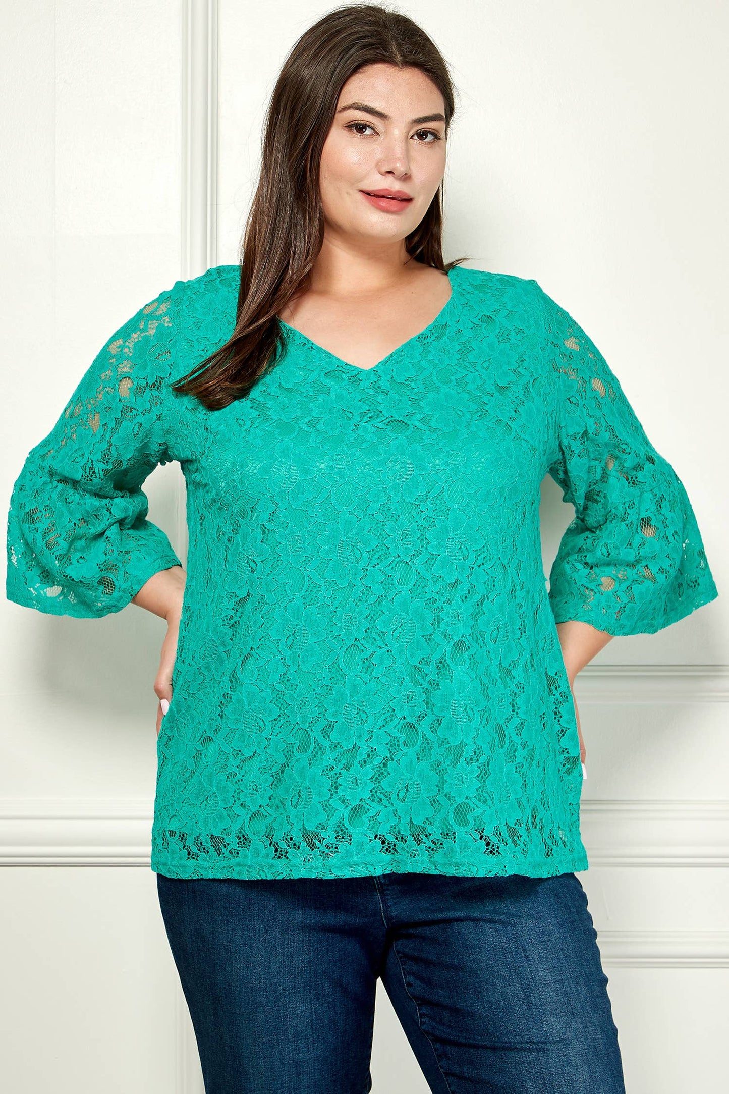 PLUS SIZE V- NECK ELBOW SLEEVE LACE TOP